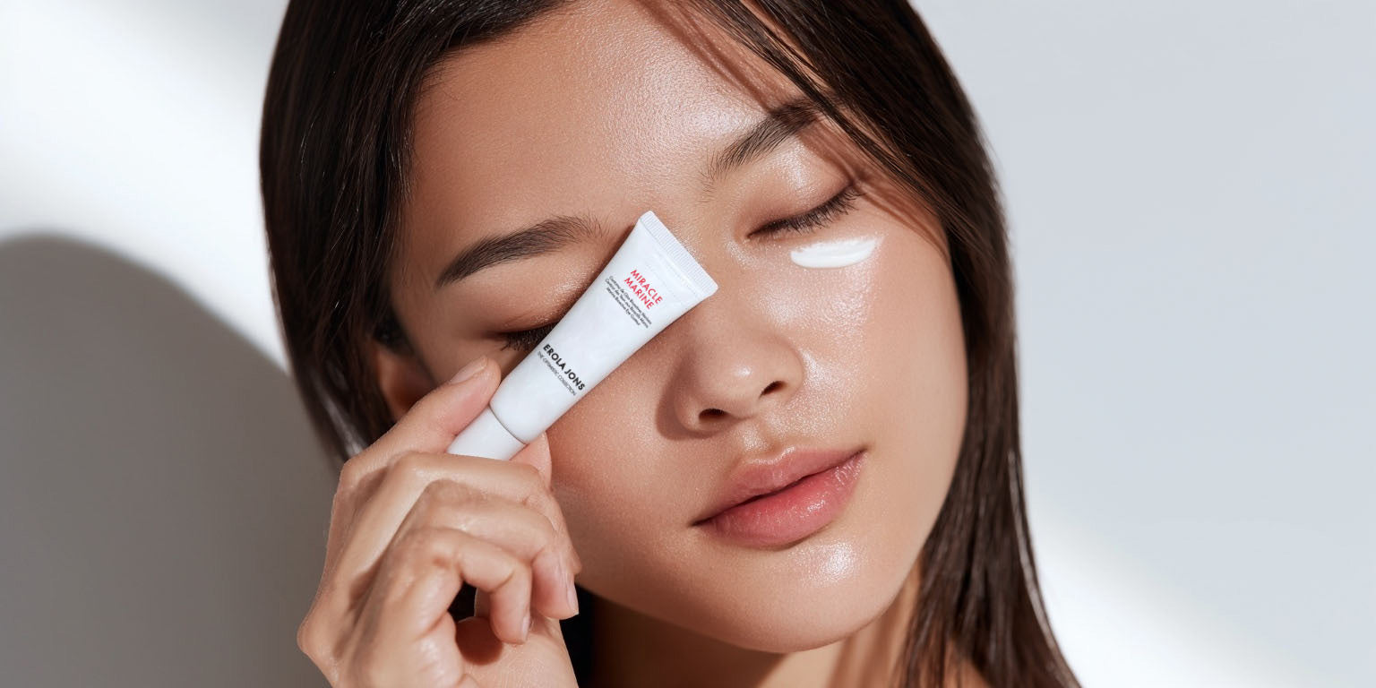 Chica aplicando contorno de ojos Miracle Marine, tratamiento Erola Jons
