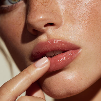 Bálsamo labial reparador Kiss Me Now de Erola Jons con rosa mosqueta y manteca de karité para labios suaves y protegidos